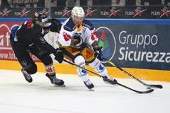 Zugs Santeri Alatalo (rechts) gegen Luganos Giovanni Morini. (Bild: Marusca Rezzonico, Lugano, 8. Februar 2019)