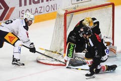 Kein Durchkommen für Raphael Diaz (links) gegen Lugano-Torhüter Elvis Merzlikins. (Bild: Alessandro Crinari, Lugano, 8. Februar 2019)