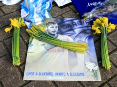 Trauer um den argentinischen Fussballer Emiliano Sala, der bei einem Flugzeugabsturz ums Leben gekommen ist. (Bild: KEYSTONE/AP PA/MARK KERTON)