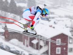 Wendy Holdener rast in perfekter Hocke dem Ziel in der Abfahrt entgegen (Bild: KEYSTONE/EPA/CHRISTIAN BRUNA)