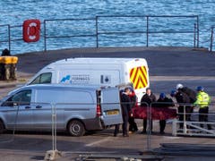 Aus dem Flugzeugwrack waren die sterblichen Überreste des Fussballers Emiliano Sala geborgen worden. (Bild: KEYSTONE/AP PA/STEVE PARSONS)