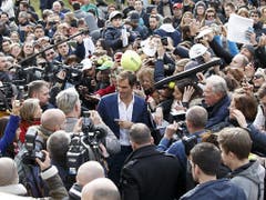 Anschliessend nahm sich Federer viel Zeit für Autogrammwünsche (Bild: Keystone/SALVATORE DI NOLFI)