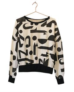 Bauhaus zum Anziehen: Fair produzierter Pullover mit Print, bei Komana, 135 Franken.