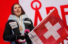 Wendy Holdener singt die Nationalhymne... (Bild: Gabriele Facciotti / AP)