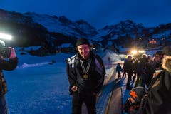Fabian Bösch wurde bei seiner Ankunft von verschiedenen Medienleuten in Beschlag genommen. (Bild: Roger Grütter, Engelberg, 9.Februar 2019)