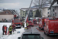 In Ebikon hat ein Dachstock gebrannt. (Bild: Boris Bürgisser/Luzerner Zeitung (Ebikon, 9. Februar 2019))