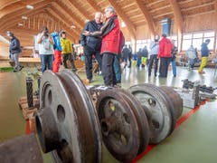 Rund 300 Besucherinnen und Besucher reisten am Samstag an, um Teile der alten Stoos Standseilbahn, wie Bilder, Bahnwagen, Bahntäfeli oder Holzbänkli zu ersteigern. (Bild: KEYSTONE/URS FLUEELER)