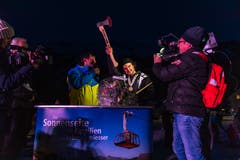 Oliver Koch von der Sportmittelschule Engelberg überreichte Fabian Bösch ein Beil zum trainieren. (Bild: Roger Grütter, Engelberg, 9.Februar 2019)