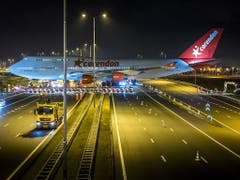 Auf seiner letzten Reise überquert ein ausrangierter Jumbo eine Autobahn in den Niederlanden. (Bild: KEYSTONE/EPA ANP/LEX VAN LIESHOUT)