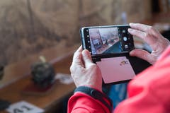 Wer nichts ersteigern konnte, hielt die Erinnerungen zumindest fotografisch fest. (Bild: Boris Bürgisser, Stoos, 9. Februar 2019)