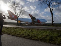 Unterwegs am Boden statt in der Luft: In einer spektakulären Aktion wird in den Niederlanden ein ausrangierter Jumbo zu einem Hotel transportiert, wo er zur Publikumsattraktion werden soll. (Bild: KEYSTONE/AP/PETER DEJONG)