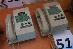 Alte Telefonapparate waren auch unter den Versteigerungsgegenständen. (Bild: Boris Bürgisser, Stoos, 9. Februar 2019)