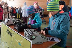 Manche Gegenstände wirken, wie aus einer anderen Zeit – was vor allem junge Besucher faszinierte. (Bild: Boris Bürgisser, Stoos, 9. Februar 2019)