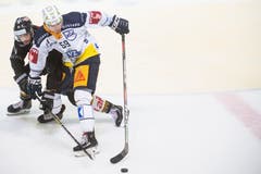 Luganos Mauro Joerg (links) und Zugs Dario Simion. (Bild: KEYSTONE/Ti-Press/Pablo Gianinazzi, Lugano, 1. März 2019)
