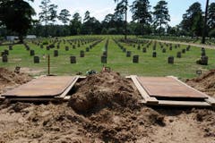 Die nächsten Gräber sind ausgehoben: Der Gefängnisfriedhof von Huntsville, Texas. Hier werden Hingerichtete bestattet, welche von ihren Familien nicht anderswo beerdigt werden. (Bild: Keystone)