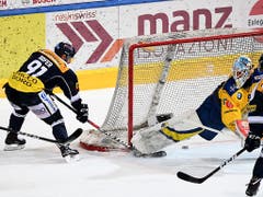 Fabio Hofer gelingt im Heimspiel gegen Davos das wegweisende 3:0. Ambris Vorsprung auf Platz 9 beträgt zwei Runden vor Schluss komfortable fünf Punkte. Es wäre die erste Playoff-Teilnahme der Leventiner seit 2014 (Bild: KEYSTONE/TI-PRESS/SAMUEL GOLAY)