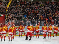 Nach Bern und Zug hat sich Biel als dritte Mannschaft für die Playoffs qualifiziert. Die Seeländer freuen sich nach dem 4:2-Heimsieg gegen Lausanne mit ihren Fans (Bild: KEYSTONE/PETER KLAUNZER)