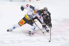 Zugs Sven Senteler (links) und Luganos Romain Loeffel kämpfen beide mit vollem Körperiensatz. (Bild: KEYSTONE/Ti-Press/Pablo Gianinazzi, Lugano, 1. März 2019)