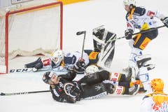 Luganos Julian Walker (vorne) feiert am Boden liegend sein Tor zum 3:1. (Bild: KEYSTONE/Ti-Press/Pablo Gianinazzi, Lugano, 1. März 2019)