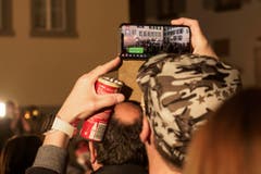 Manche Zuschauer hielten das Gschehen am Städtli-Monster in Lichtensteig mit ihren Smartphones fest. (Bild: Sascha Erni, 28. Februar 2019)