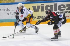 Zugs Yannick Zehder (links) und Luganos Giovanni Morini kämpfen um den Puck. (Bild: KEYSTONE/Ti-Press/Pablo Gianinazzi, Lugano, 1. März 2019)