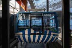 Seit Mitte Januar fährt die Säntis-Schwebebahn nicht mehr. Weil eine Lawine eine der Stützen beschädigt hat, müssen Touristen und Angestellte im Tal bleiben (Bilder: Benjamin Manser)