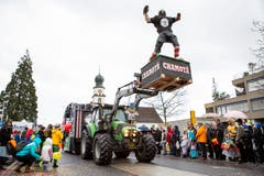 Am Umzug in Steinhausen ging es hoch hinaus. (Bild: Patrick Hürlimann, Steinhausen, 1. Maerz 2019)