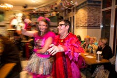 Zwei Fasnächtlerinnen tanzen ausgelassen im Restaurant Ente. (Bild: Manuela Jans-Koch, Luzern, 28. Februar 2019)