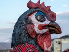 Ein buntes Huhn - oder ist es ein Hahn? - an der Luzerner Fasnacht. (Bild: Theres Nussbaumer, Luzern, 28. Februar 2019)