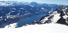Gleissendes Licht auf Berg und See vom Hinderrugg aus aufgenommen. (Bild: Klaus Businger)