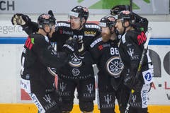 Sie bejubeln das Tor zum 4:2: Luganos Jani Lajunen (v.l.), Dario Bürgler, Linus Klasen and Romain Löffel. Später hatten sie einen weiteren Grund zum Feiern: Am Ende gewinnen sie 5:3 gegen die Zuger. (Bild: KEYSTONE/Ti-Press/Pablo Gianinazzi, Lugano, 1. März 2019)