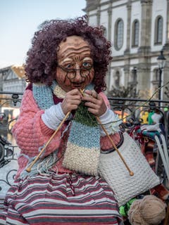 Eine fleissige Frau beim Stricken. (Bild: Theres Nussbaumer, Luzern, 28. Februar 2019)