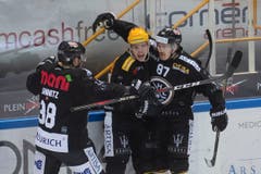 Luganos Spieler Raffaele Sannitz (v.l.), Gregory Hofmann und Dario Buergler feiern das 1:0. (Bild: KEYSTONE/Ti-Press/Pablo Gianinazzi, Lugano, 1. März 2019)
