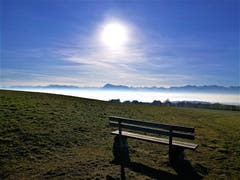 Ruhebänkli mit Aussicht auf die Berge, bei strahlendem Sonnenschein und wenig Dunst. (Bild: Urs Gutfleisch, Römerswil, 27. Februar 2019)