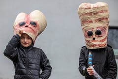 Diese Umzugsbesucher haben sich besonders Mühe gegeben mit ihren Masken. (Bild: Patrick Hürlimann (Steinhausen, 1. März 2019)