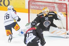 Zugs Reto Suri trifft zum 3:2 gegen Luganos Torhüter Elvis Merzlikins. (Bild: KEYSTONE/Ti-Press/Pablo Gianinazzi, Lugano, 1. März 2019)