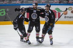 Die Luganesi Taylor Chorney (v.l.), Raffaele Sannitz und Maxim Lapierre feiern das Tor zum 2:1. (Bild: KEYSTONE/Ti-Press/Pablo Gianinazzi, Lugano, 1. März 2019)