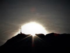 Erste Sonnenstrahlen machen sich über der Königin der Berge bemerkbar. (Bild: Margrith Imhof-Röthlin, Küssnacht, 27. Februar 2019)