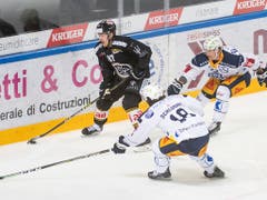 Lugano besiegte den EV Zug mit 5:3 und steuert mit dem dritten Erfolg in Serie weiter auf Playoff-Kurs. Am Puck Dario Bürgler, der zweimal das entscheidende Zuspiel zu einem Tor gab (Bild: KEYSTONE/TI-PRESS/PABLO GIANINAZZI)