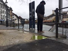 Der Tag danach: Die Reuss ist nicht mehr grün. (Bild: Pascal Studer/Luzerner Zeitung (1. März 2019))