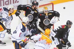 Vor dem Tor von Luganos Goalie Elvis Merzlikins ist einiges los. (Bild: KEYSTONE/Ti-Press/Pablo Gianinazzi, Lugano, 1. März 2019)