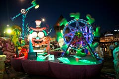 So verrückt wie die Fasnacht selber: Ein liebevoll gestalteter Wagen. (Bild: Manuela Jans-Koch, Luzern, 28. Februar 2019)