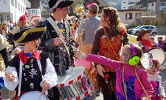 2 Familien, eine Leidenschaft: Fasnacht! (Bild: Corinne Trüb, Kinderumzug Schattdorf, 28. Februar 2019)