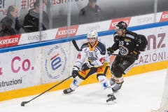 Zugs Raphael Diaz (links) schirmt den Puck gegen Luganos Maxim Lapierre ab. (Bild: KEYSTONE/Ti-Press/Pablo Gianinazzi, Lugano, 1. März 2019)