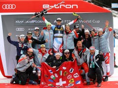 Ramon Zenhaeusern inmitten seiner Teamkollegen, Trainer und Betreuer (Bild: KEYSTONE/AP/MARCO TROVATI)