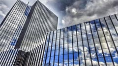 Spannende Stimmung am Himmel mit Wolkenspiegelung im St. Galler Rathaus. (Bild: Katharina Nagy)