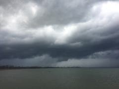 Düstere Stimmung am Bodensee bei Egnach. (Bild: Ursula Gebendinger)