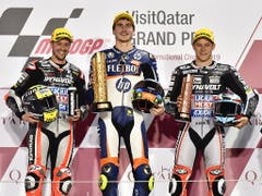 Sieger Lorenzo Baldassarri umgeben vom zweitplatzierten Berner Tom Lüthi (links) und dem Deutschen Marcel Schrötter (Bild: KEYSTONE/EPA/NOUSHAD THEKKAYIL)