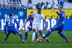 Umzingelt: Drei Luzerner nehmen Dereck Kutesa in die Mangel. (Bild: Martin Meienberger/freshfocus, Luzern, 10. März 2019)