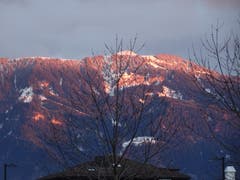 Die Hohe Kugel in sehr kurzem aber heftigen Abendrot um 19.18 Uhr. Aufgenommen von Heerbrugg aus. (Bild: Toni Weder)